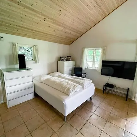 Hyggeligt Anneks Pa Thuro, Taet Pa Vandet. アパート スベンボー