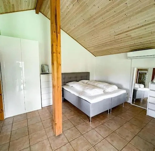 Hyggeligt Anneks Pa Thuro, Taet Pa Vandet. *