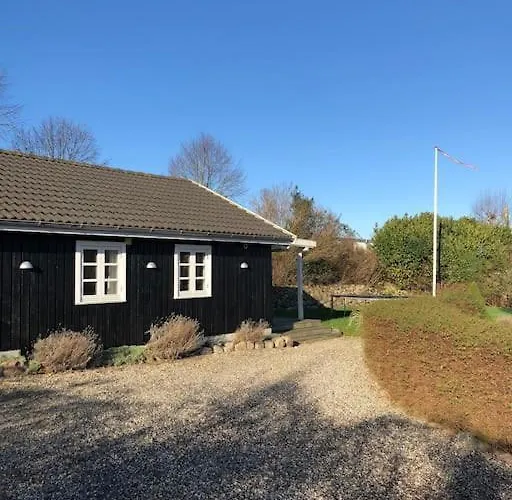 Hyggeligt Anneks Pa Thuro, Taet Pa Vandet. *